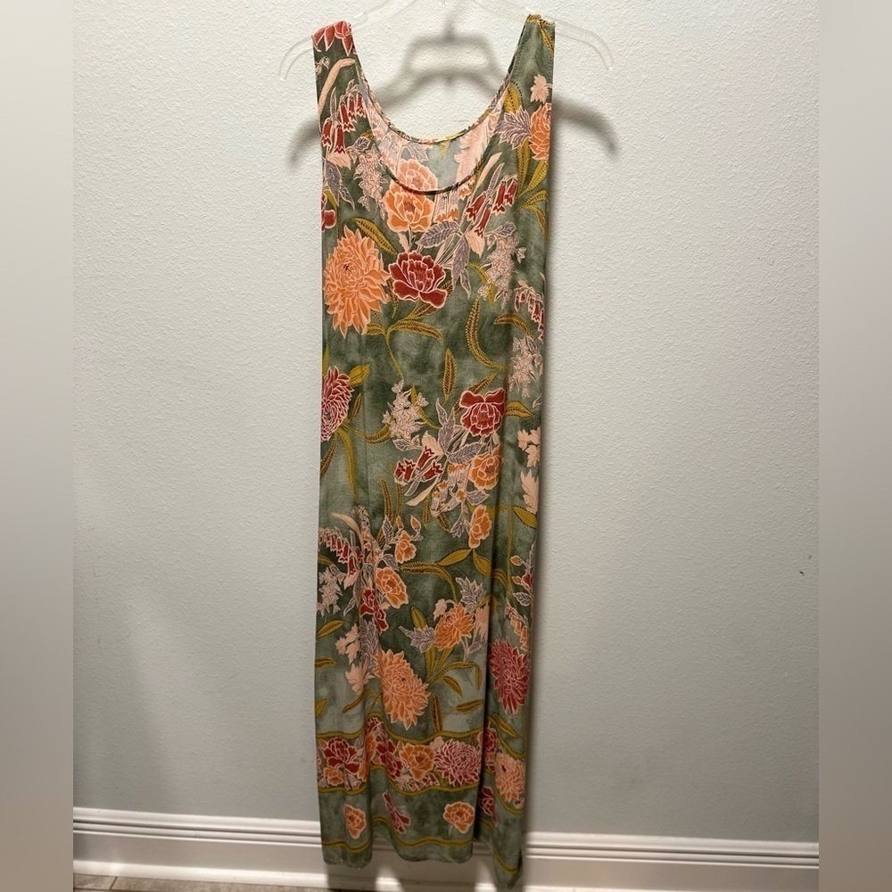 Gorgeous Maxi Floral Print sleeveless dress with tie belt in back No size tag